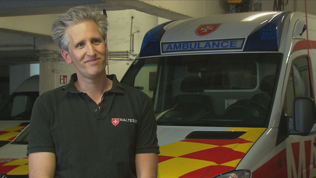 Johann-Philipp Spiegelfeld beim Interview vor einem Rettungswagen