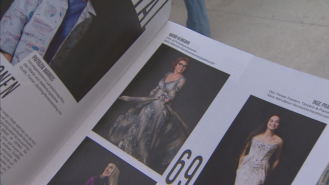 Ausschnitt aus Fotobroschüre der "Mode Wien". Zu Sehen ist Filmproduzentin Ingrid Klingohr
