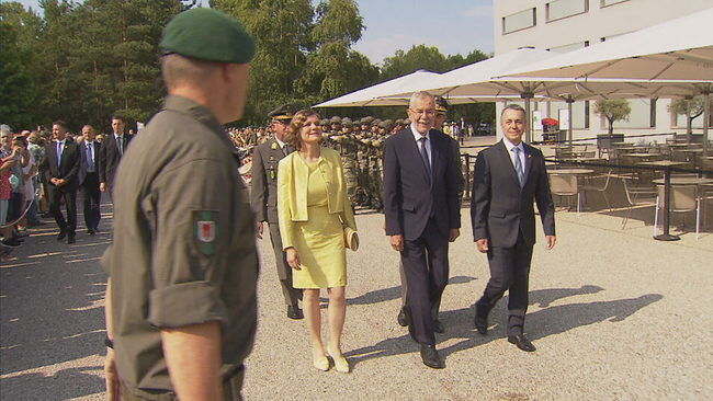Bundespräsident Alexander Van der Bellen geht den abgesperrten Bereich entlang, vor neben ihm spielt eine Militärkapelle vor ihm steht ein Soldat 
