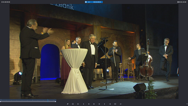 Heinz Zednik auf der Bühne umgeben von applaudiernden Kolleg:innen