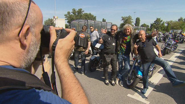 Christoph Fälbl und Ferdinand O. Fischer posieren vor einer Harley fürs Foto