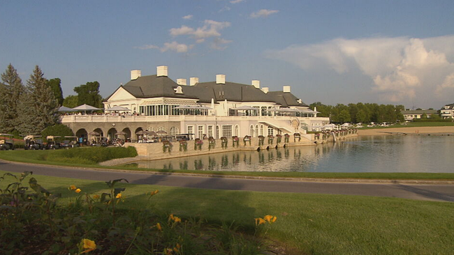 © ORF2/Seitenblicke Blick auf das Gebäude des Golfklubs vor einem See
