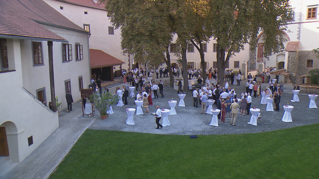 © ORF2/Seitenblicke Blick auf den Innenhof der Burg Schlaining, wo die Gäste an weißen Stehtischen trinken