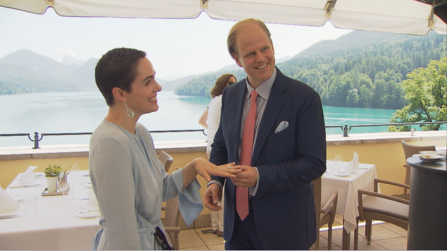 © ORF2/Seitenblicke Verena Altenberger erhält von Juwelier Florian Köchert den Festspielring