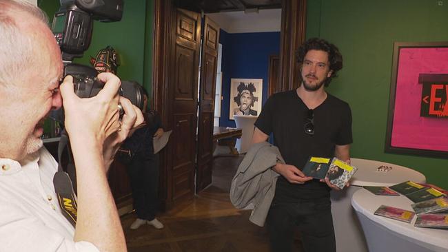 © ORF / Seitenblicke Andrè Schuen hält für die Kameras zwei seiner CDs in der Hand