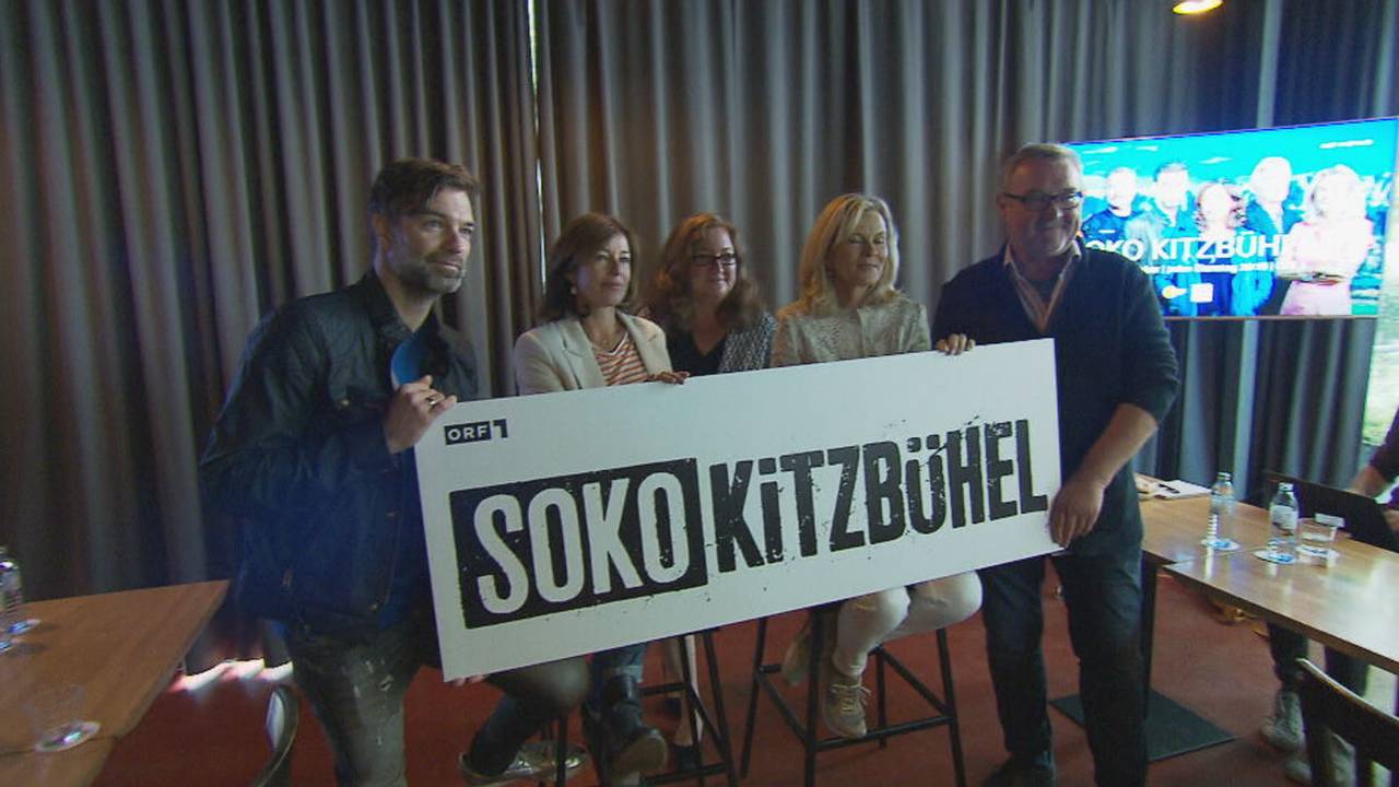 5 Leute des Teams "Soko Kitzbühel" halten das Schild mit eben diesem Schriftzug in die Kameras