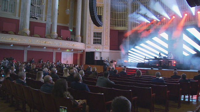 Saal des Wiener Konzerthaus mit sitzendem Publikum mit viel Sicherheitsabstand. Licht und DJs auf der Bühne