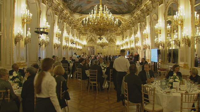 Gäste sitzen beim Abendessen im Großen Sall im Schloss Schönbrunn 