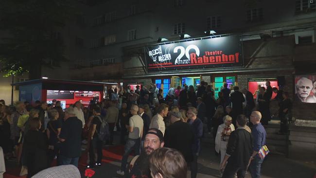 © ORF / Seitenblicke Viele Menschen vor dem Rabenhof Theater