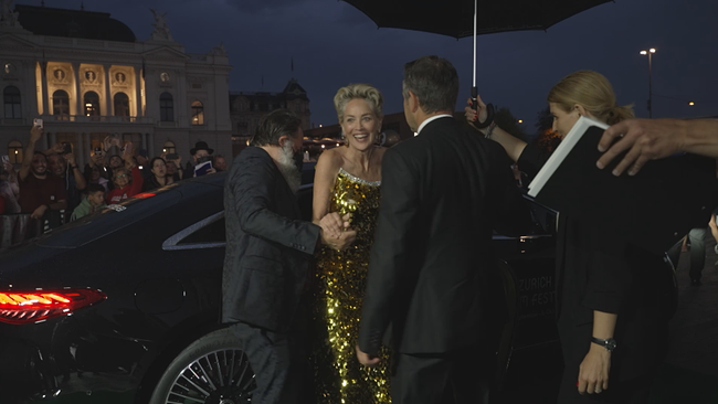 Sharon Stone in schulterfreiem, paillettenbesezten goldenem Abendkleid 