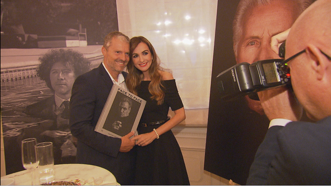 Manfred und Nelly Baumann posieren mit dem Buch vor der Kamera