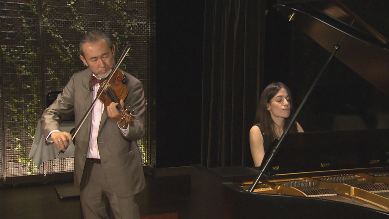 Joji Hattori an der Geige in Begleitung von einer jungen Dame am Flügel 