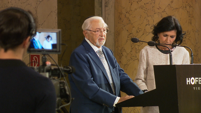 Heinz Klein hält eine Rede, älterer Herr mit Brille in blauem Anzug an Rendnerpult