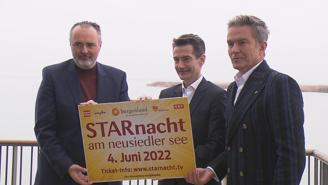 von links nach rechts: Doskozil, Weißmann, Haider posieren mit Schild "STARnacht" vor dem nebeligen Neusiedlersee