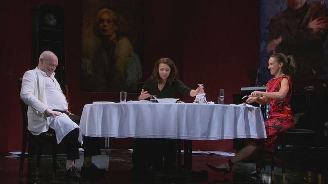 SchaupielerInnen Johannes Krisch, Sandra Cervik und Maria Köstlinger sitzen auf der Bühne an einem Tisch