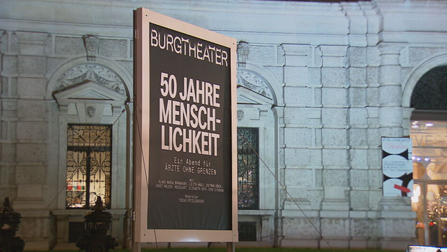 Schild vorm Burgtheater auf dem steht "50 Jahre Menschlichkeit: Ein Abend für Ärzte ohne Grenzen"