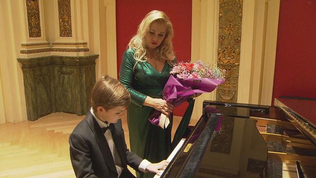 Irina Guda steht neben Artem Golovin am Klavier