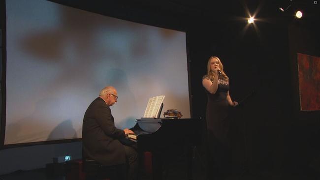 Béla Fischer und Lauren Urquhart auf der Bühne