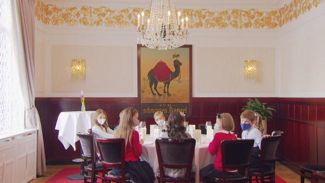 © ORF2/Seitenblicke 8 Kinder sitzen um einen runden Tisch im "schwarzen Kameel"