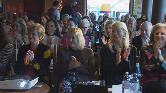 Applaudierende Damen