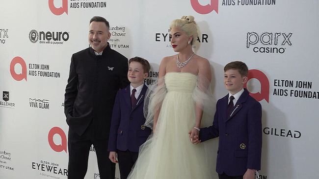 © ORF2/Seitenblicke David Furnish, Sohn, Lady Gaga, Sohn posieren am roten Teppich