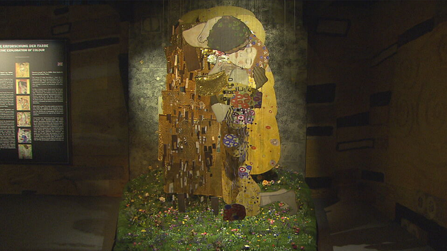 "Der Kuss" von Gustav Klimt aus einer neuen Perspektive: das Bild wurde in Einzelteile zerlegt und diese hängen in verschiednen Abständen von der Wand. So entstehet ein 3D Effekt 