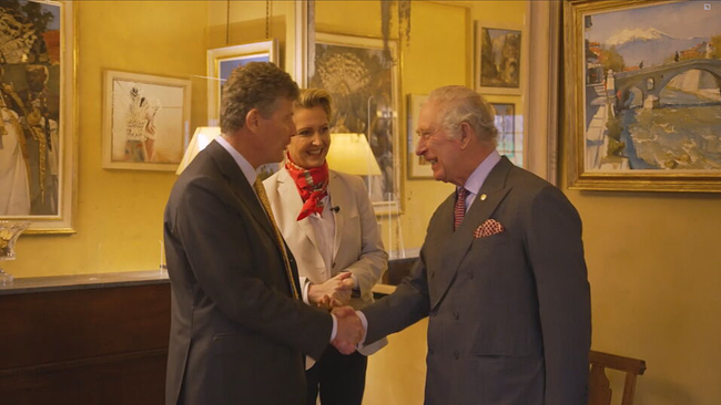 Prince Charles schüttelt Martina und Karl Hohenlohe die Hand