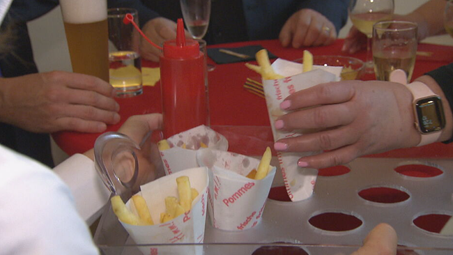 © ORF2/Seitenblicke Pommes, Ketchup, Bier- und Sektgläser