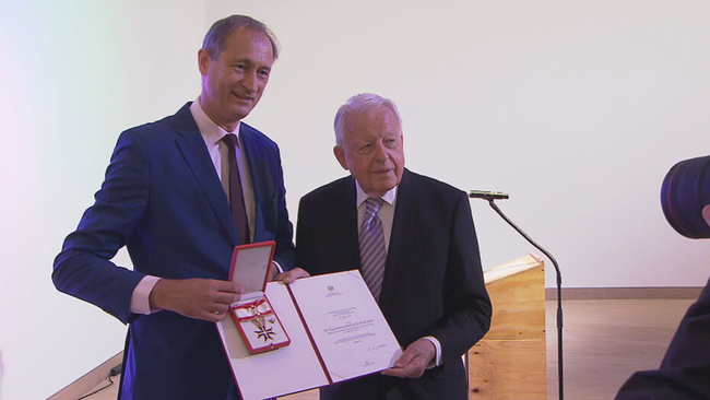 Pokorny und Vranitzky posieren mit der Urkunde und Medaille für die Kameras