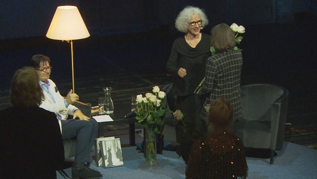 Grancy bekommt auf der Bühne weiße Rosen überreicht