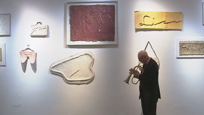 © ORF2/Seitenblicke Koglmann trompetet vor bildenden Kunstwerken an der Wand