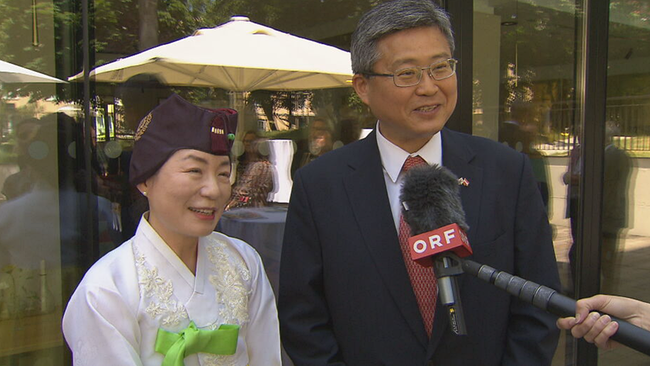 Der koreanische Botschafter Chae-Hyun Shin im Interview mit seiner Frau 