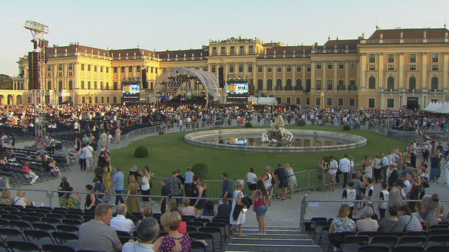 Schloss Schönbrunn voll mit ZuseherInnen und große Bühne