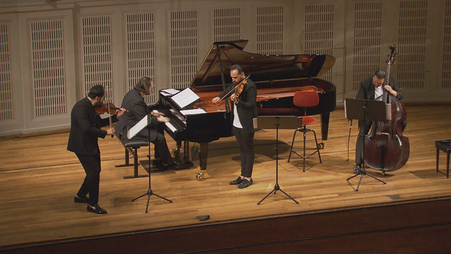 Die 4 Männer auf der Bühne, Zwei Violinisten, ein Bassist und ein Pianist
