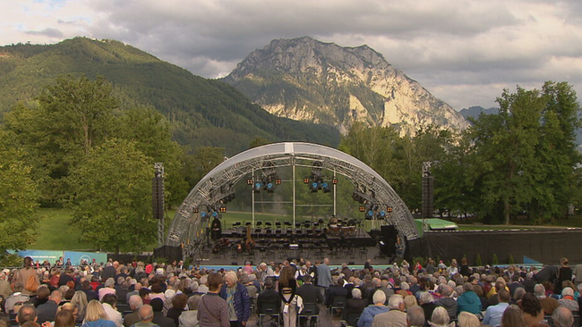 Open Air Bühne mit Berg Traunstein im Hintergrund 