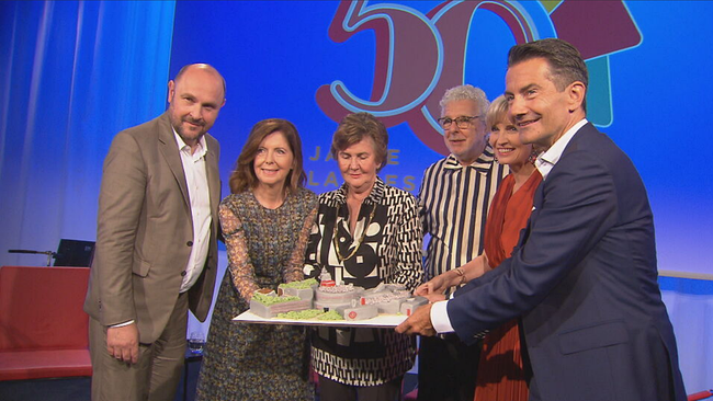 © ORF 2 / Seitenblicke Gustav Peichls Sohn Markus, Landesdirektorin Waltraud Langer, Helga Rabl-Stadler, André Heller Moderatorin Romy Seidl und ORF-Generaldirektor Roland Weißmann halten eine Torte die eine Nachbilung des ORF Landesstudios Salzburg darstellen soll