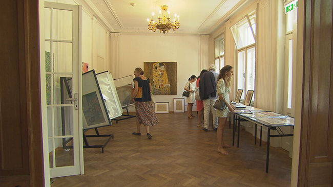 Klimts Atelier, Fischgrätenboden, ausgestellte Bilder und besichtegende Gäste