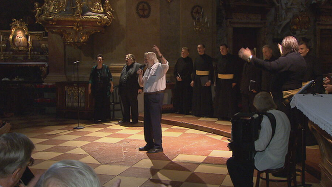 Houdjakov singt vor seinem Chor in der Mitte des Raumes