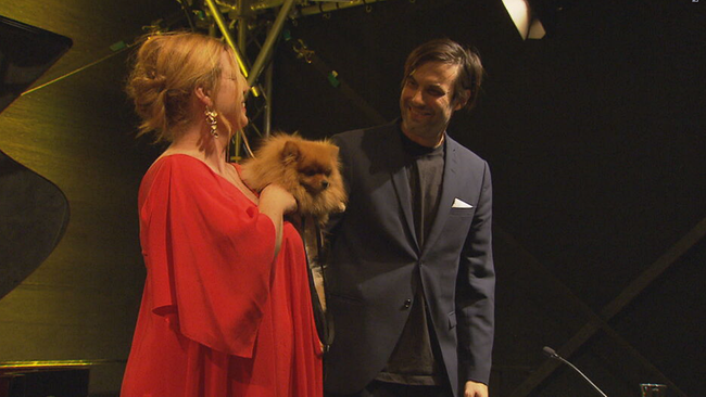 © ORF2/Seitenblicke Simone Kopmajer und Max Simonischek mit kleinem Hund auf dem Arm auf der Bühne