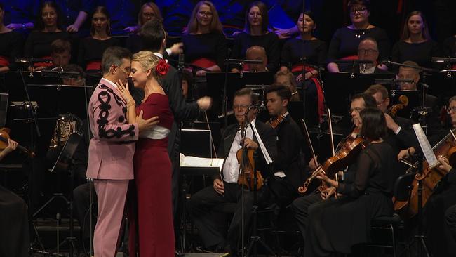 © ORF / Seitenblicke Elina Garanča und Ramón Vargas auf der Bühne vor dem Orchester bei einer Kussszene
