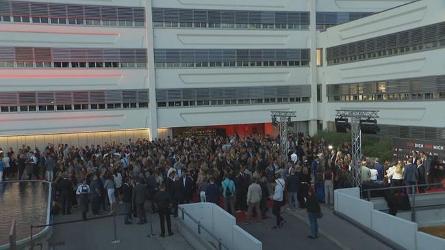 © ORF / Seitenblicke Menschenmenge auf dem Platz am ORF Mediencampus