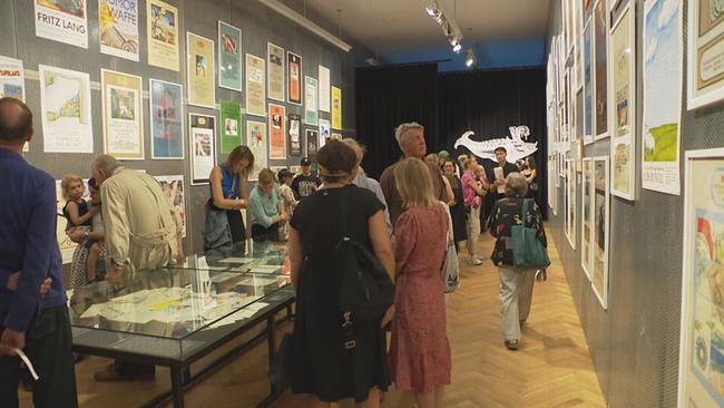 © ORF / Seitenblicke Menschen gehen durch die Ausstellungsräume im MAK
