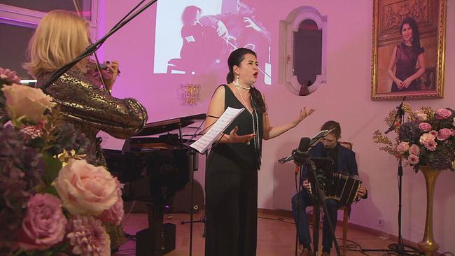 Opernstar Zoryana Kushpler singt, Lidia Baich begleite sie auf der Violine und Miloš Avramović auf dem Bandoneon