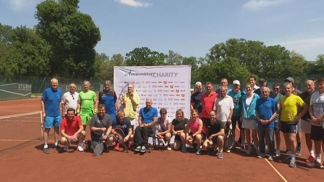 Gruppenbild der TeilnehmerInnen auf dem Tennisplatz
