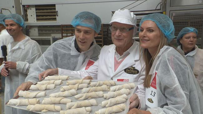 © ORF / Seitenblicke Kurt Mann und Patricia Kaiser halten gerollten Teig auf einem Tablett in die Kamera
