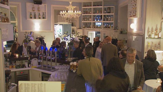 Viele Gäste stehen bei der Eröffnungsfeier im “Restaurant Landstein“