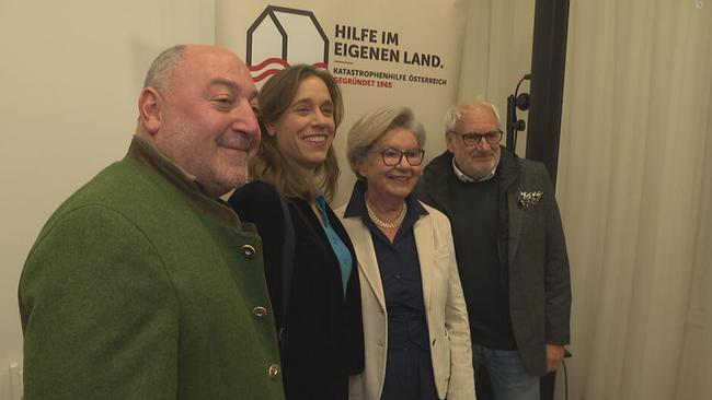 © ORF / Seitenblicke Sissi Pröll posiert mit Gästen für die Fotografen