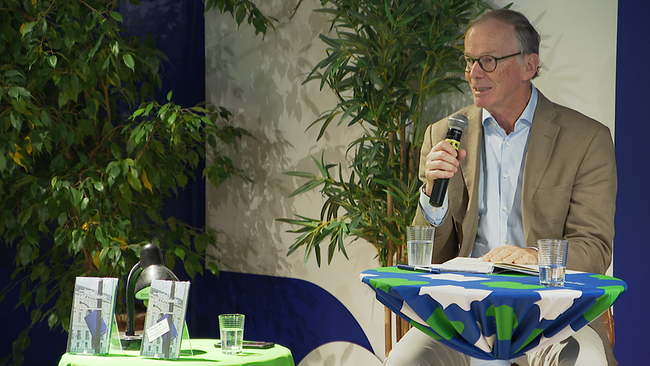 © ORF/Seitenblicke Ein älterer Mann liest aus einem Buch vor.