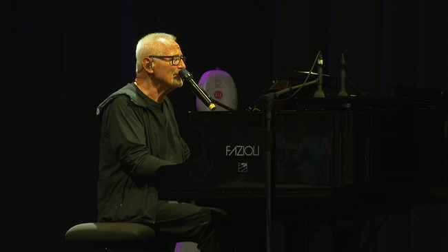 © ORF / Seitenblicke Ein älterer Mann sitzt nachdenklich an einem Klavier und singt.