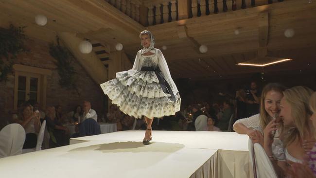 © ORF / Seitenblicke Model läuft mit einem Trachtenmode-Haute Couture-Kleid über den Laufsteg